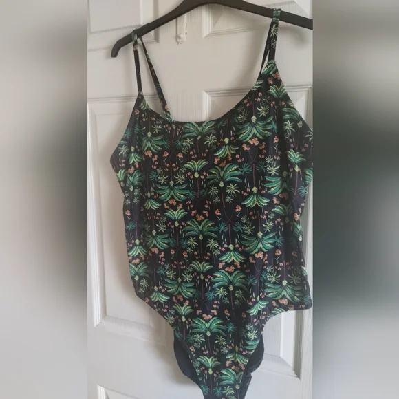 Old Navy Plus Size Tropical Print Women's Swimsuit - Picture 3 of 14